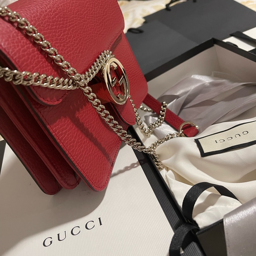 Red Gucci Crossbody interlock bag. Can be styled 3 different ways. Never used.